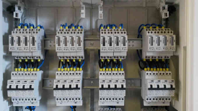 Een mooi voorbeeld van een groepenkast samenstellen. De hoofdverdeler voor een garagecomplex Hoofdverdeler garagecomplex, een groepenkast op maat