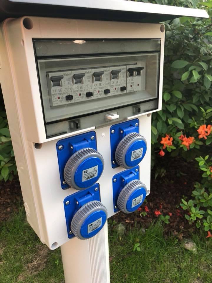 Veldkast met 4 CEE achter eigen aardlekautomaat Camping kast op kunststof paal