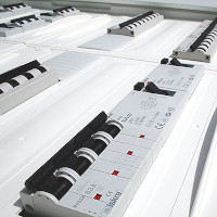 Aanzicht van een hoofdverdeler. Een groepenkast op maat Een stukje groepenkast samenstellen. Een overzicht van een hoofdverdeler